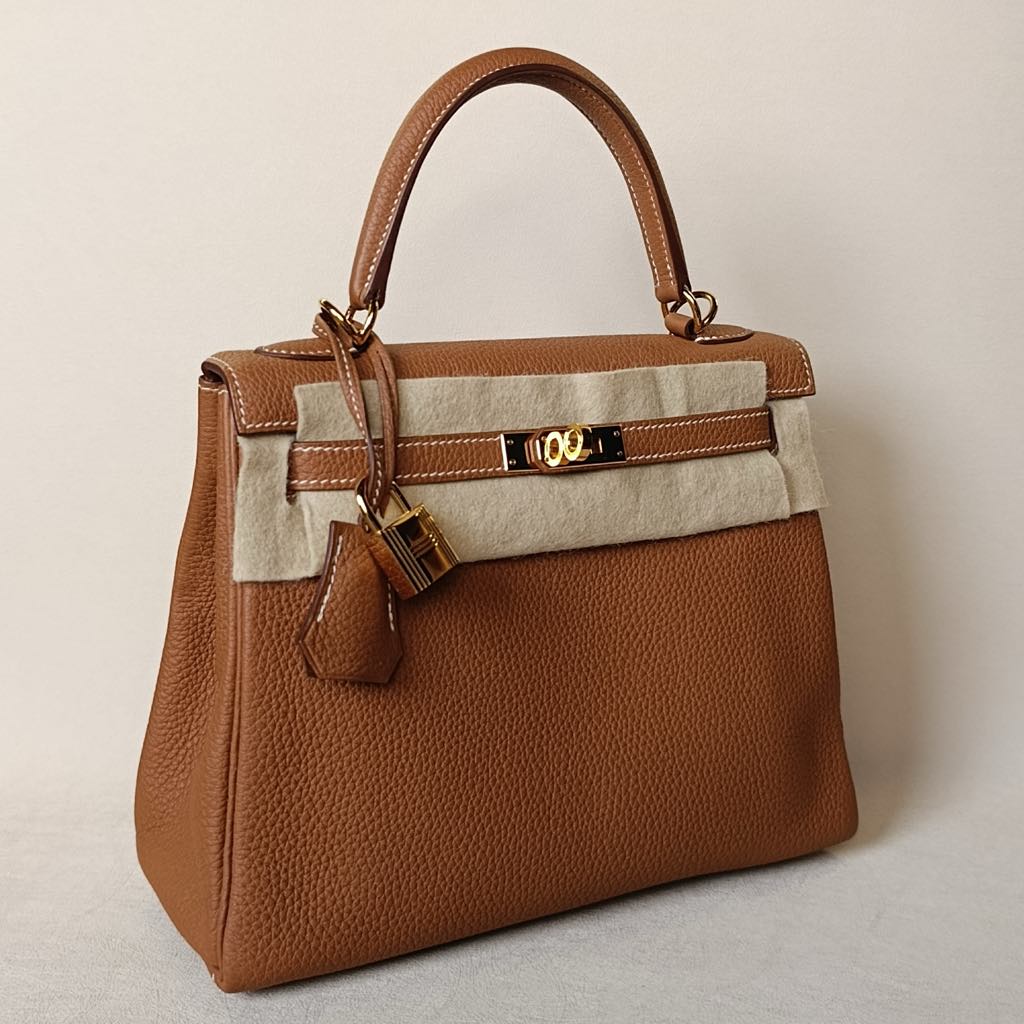 Hermès Kelly 25 in Gold Togo with Gold Hardware